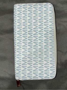 Michael Kors White w/ silver ‘MK’ Logo Zip Wallet LIKE NEW!!
